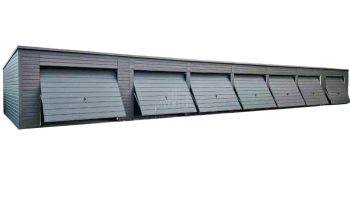 Rząd garaży 24x5,5m - 7x brama uchylna - antyracyt - dach spad w tył TS871